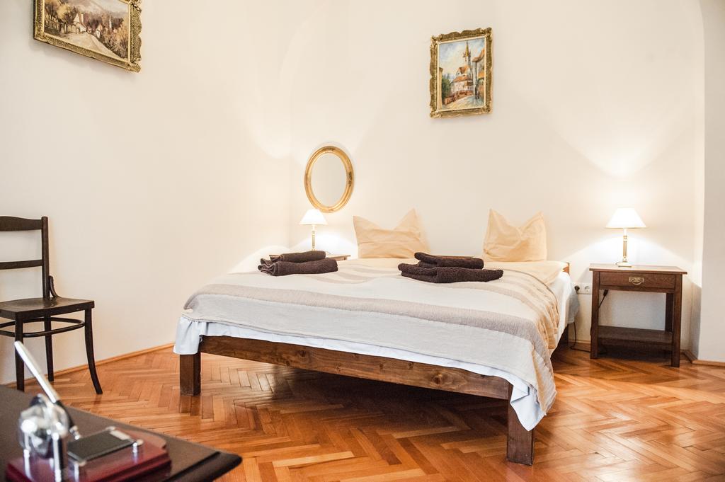 Brukenthal Central Apartments Sibiu Habitación foto